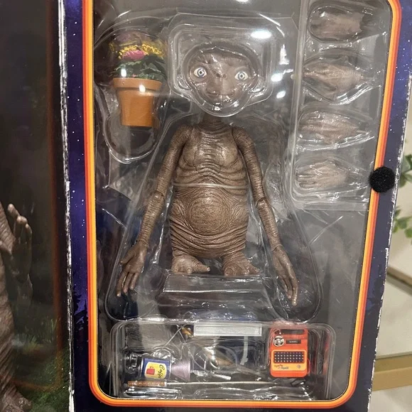 ET 40th Anniversary Collectible Toy - LIGHTS UP - Deluxe Edition